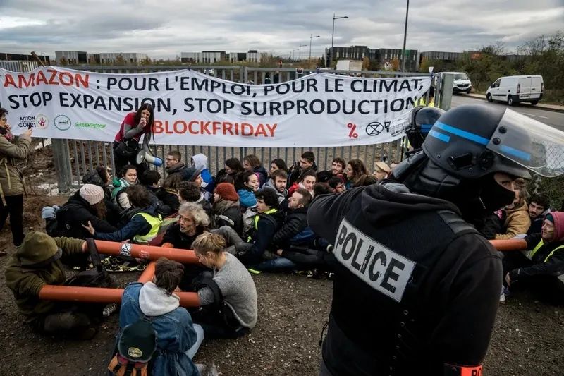 Union files unfair labor charges against Daimler Truck with strike looming